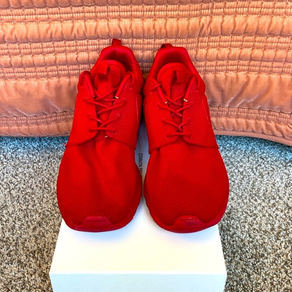 Nike ‘Roshe One’ Triple Red - Picture 3 of 6